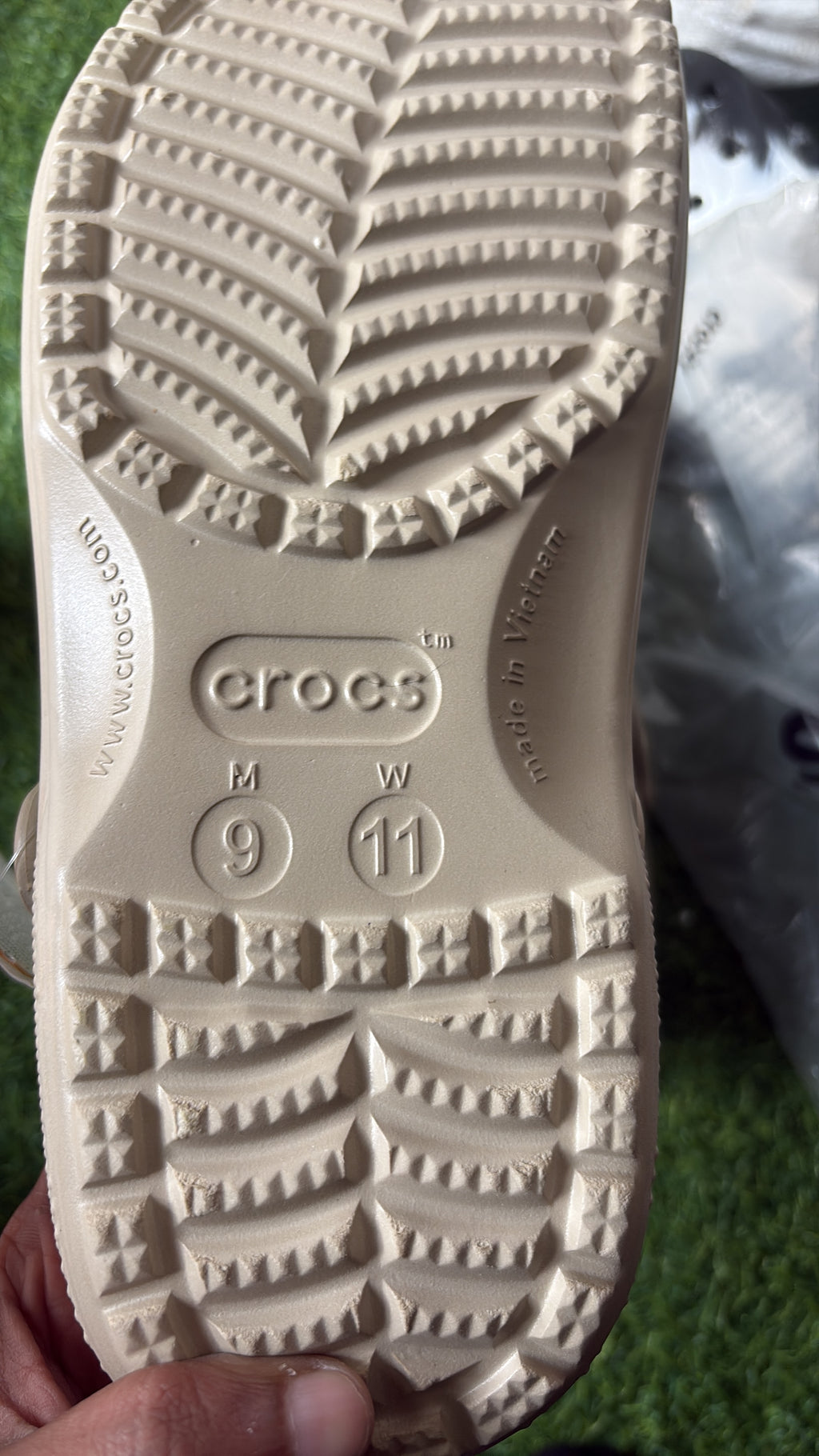 Crocs classic baya clogs (beige)