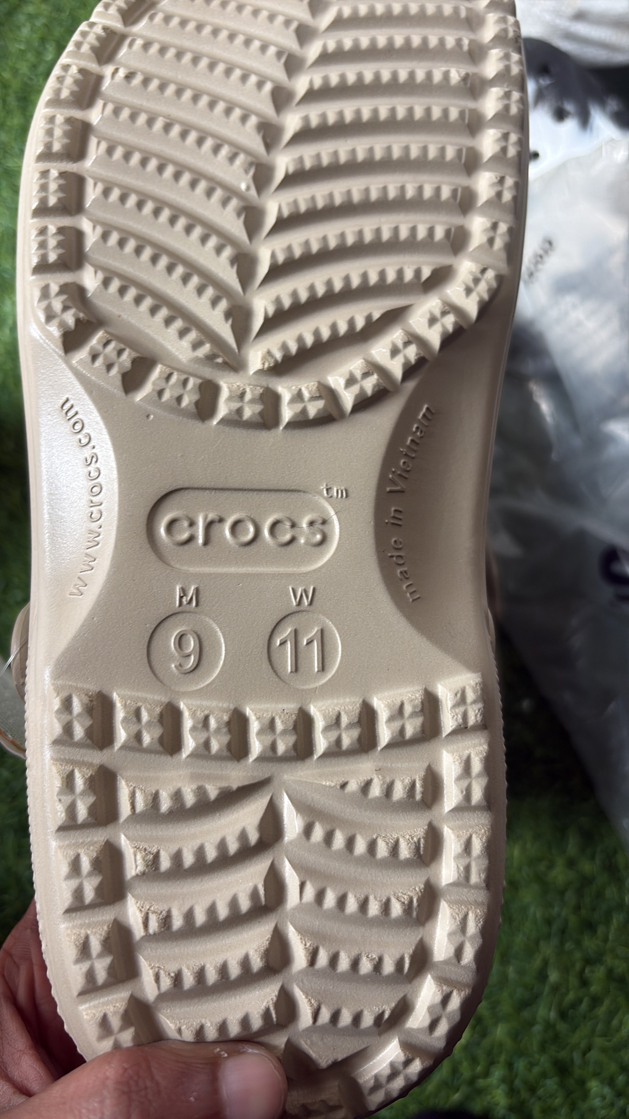 Crocs classic baya clogs (beige)