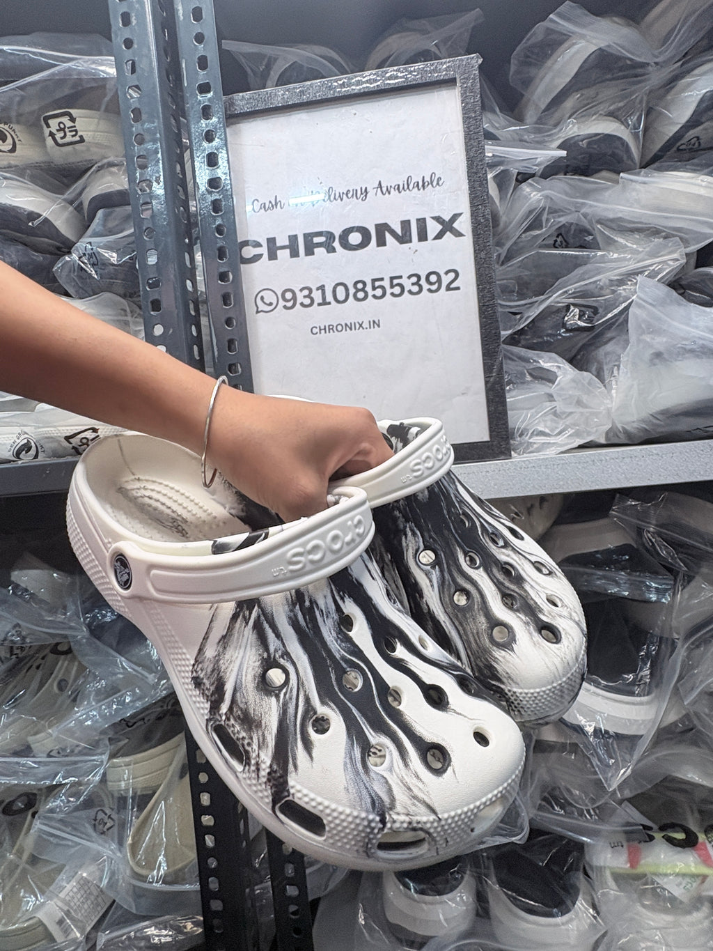 Crocs Classic clogs (Printed Black/White)