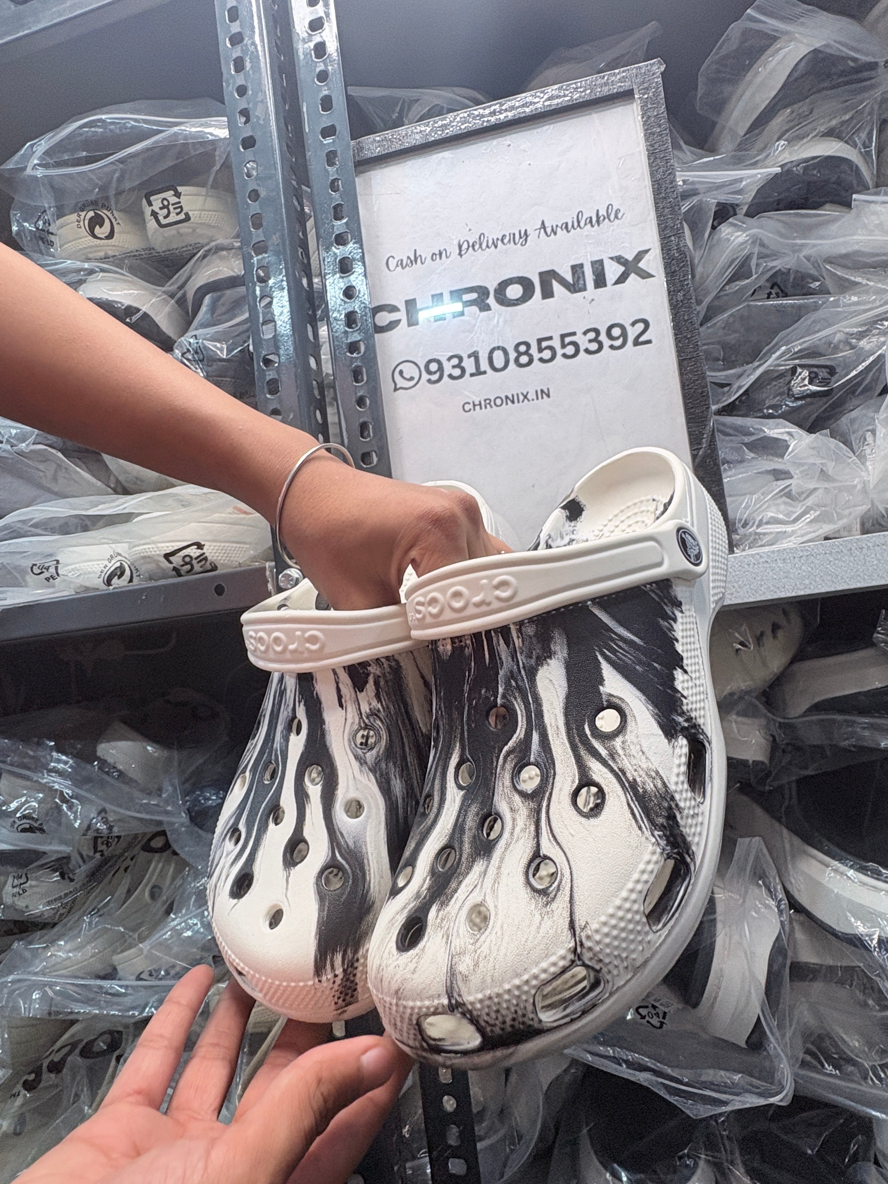 Crocs Classic clogs (Printed Black/White)