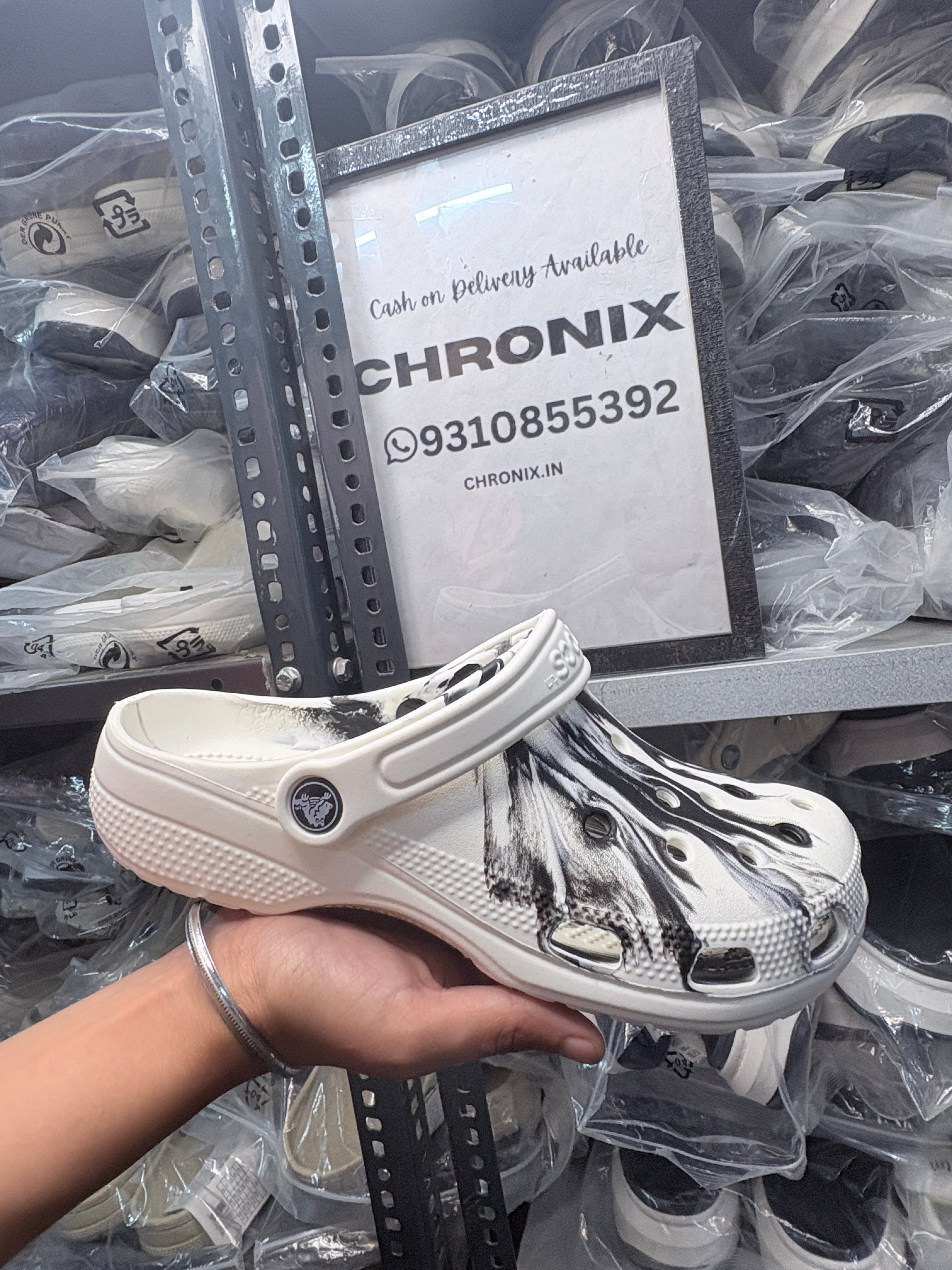 Crocs Classic clogs (Printed Black/White)