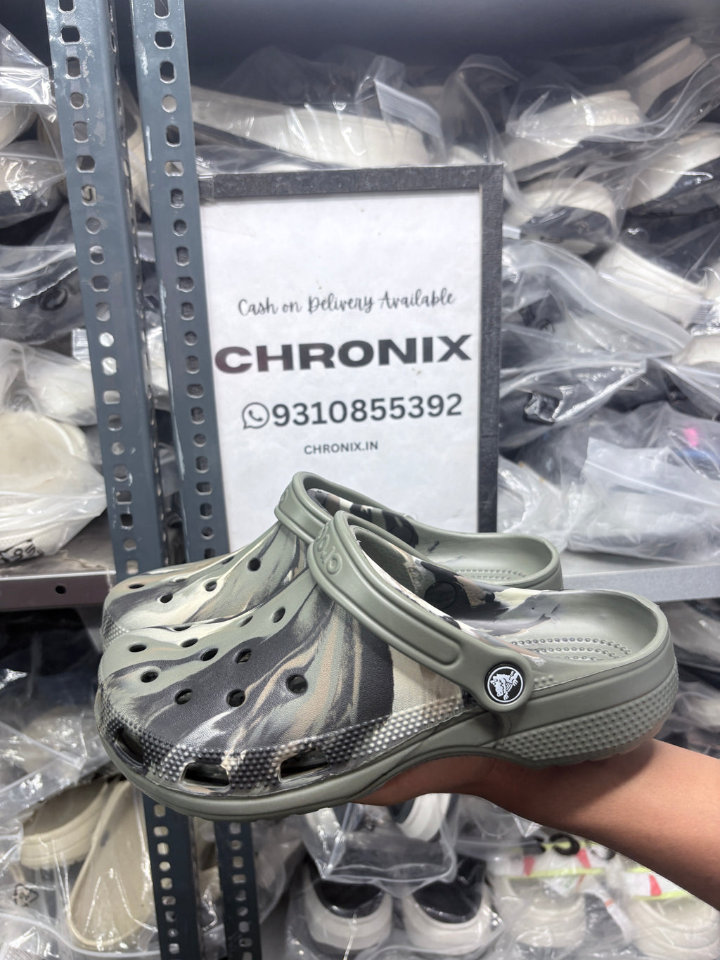 Crocs Classic clogs (Printed Army Green)