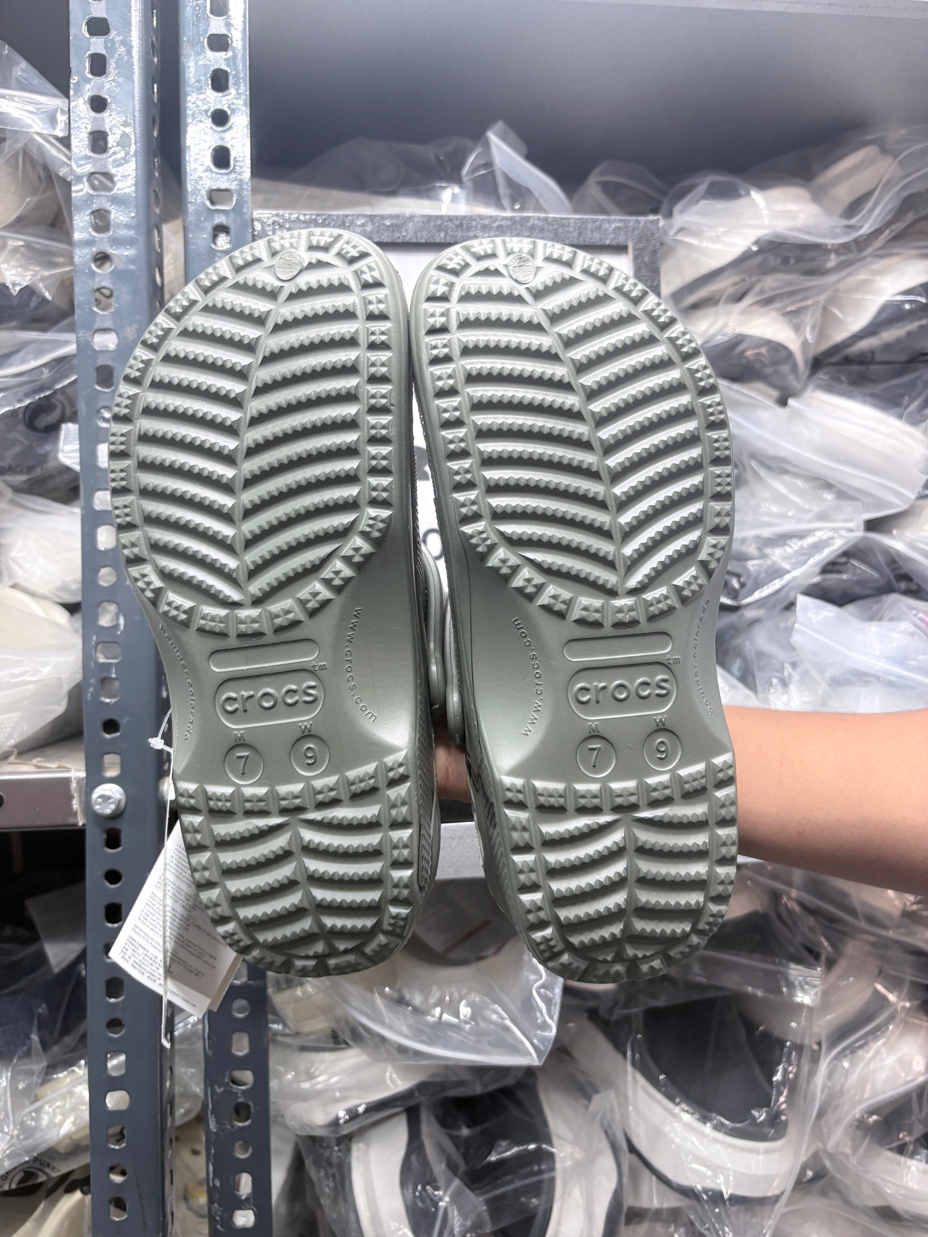 Crocs Classic clogs (Printed Army Green)