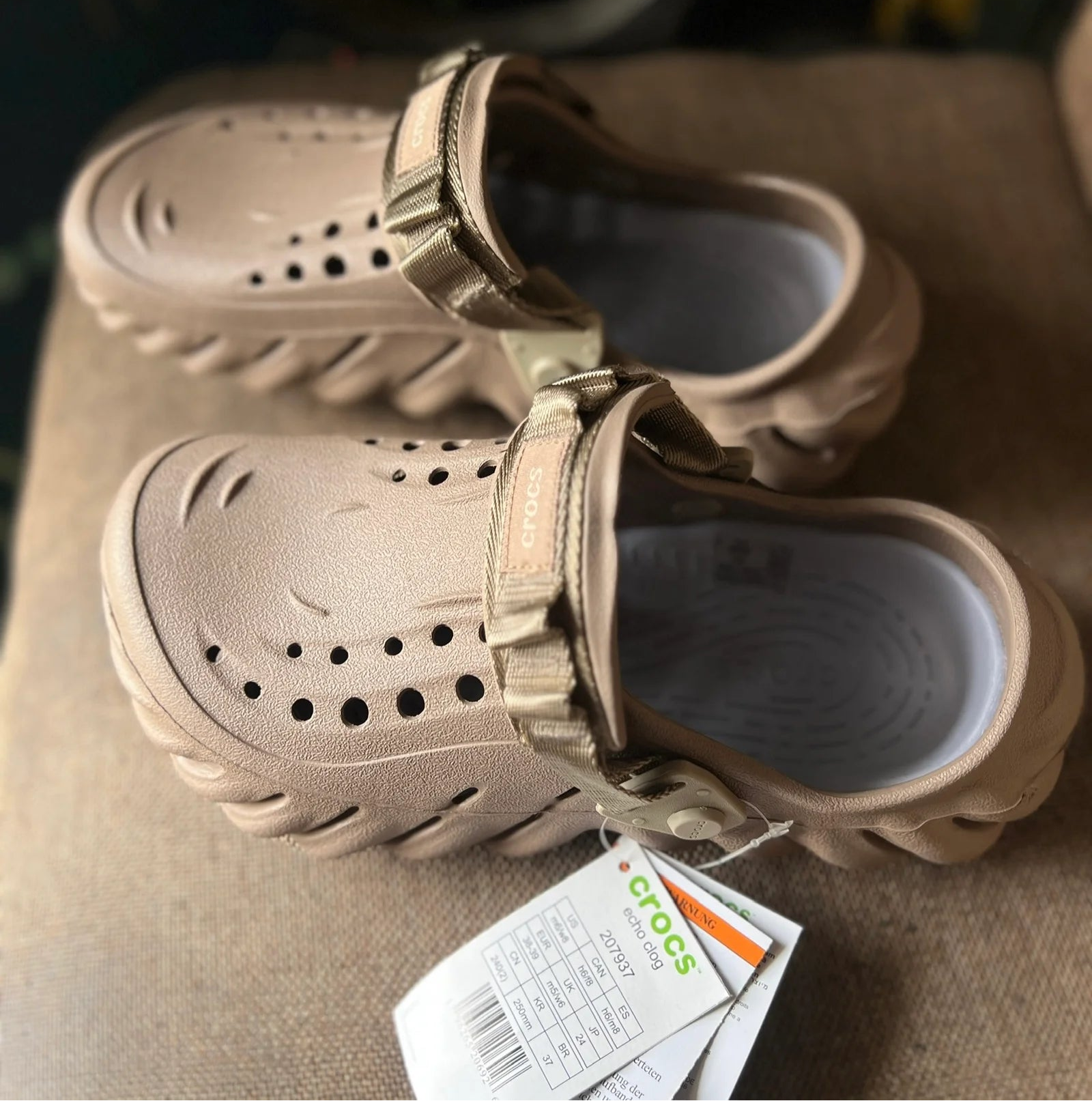 CROCS ECHO CLOG (BROWN)